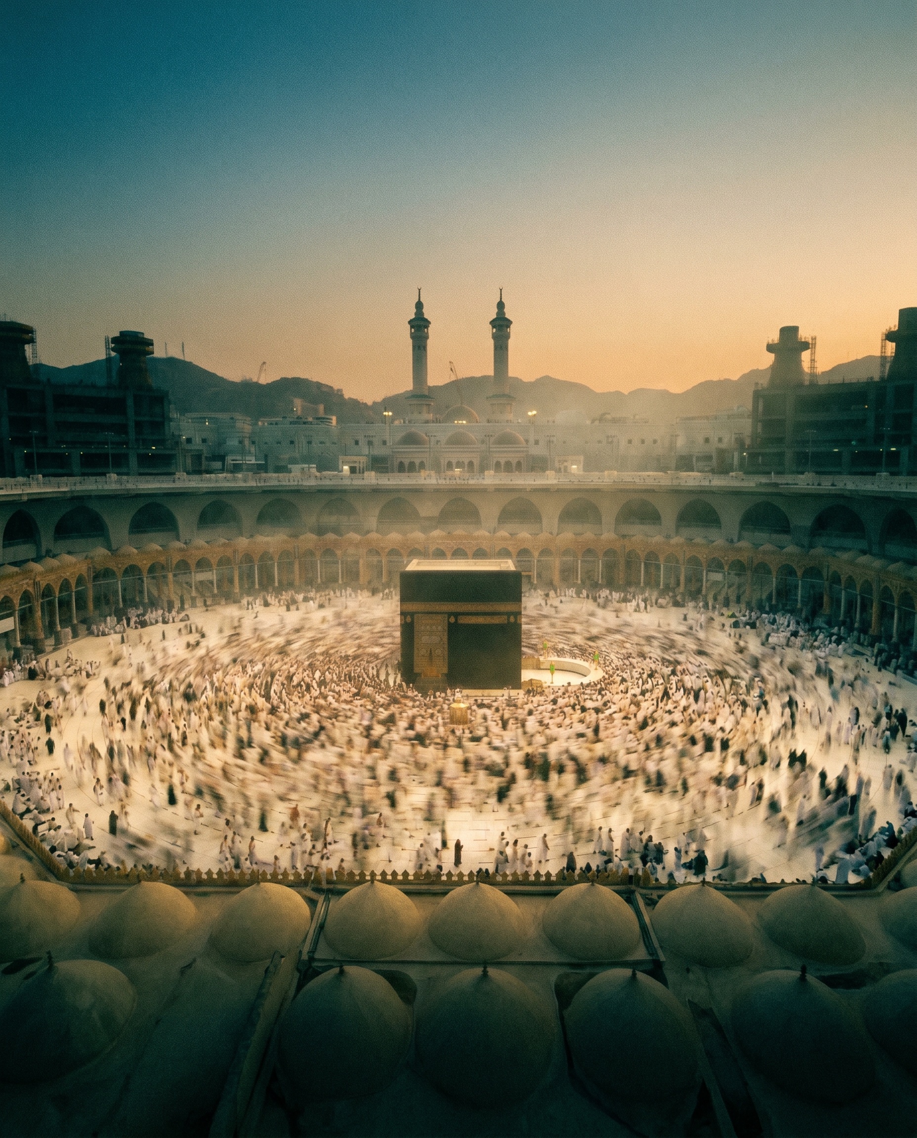 La Kaaba à La Mecque au lever du jour, pèlerins en ihram